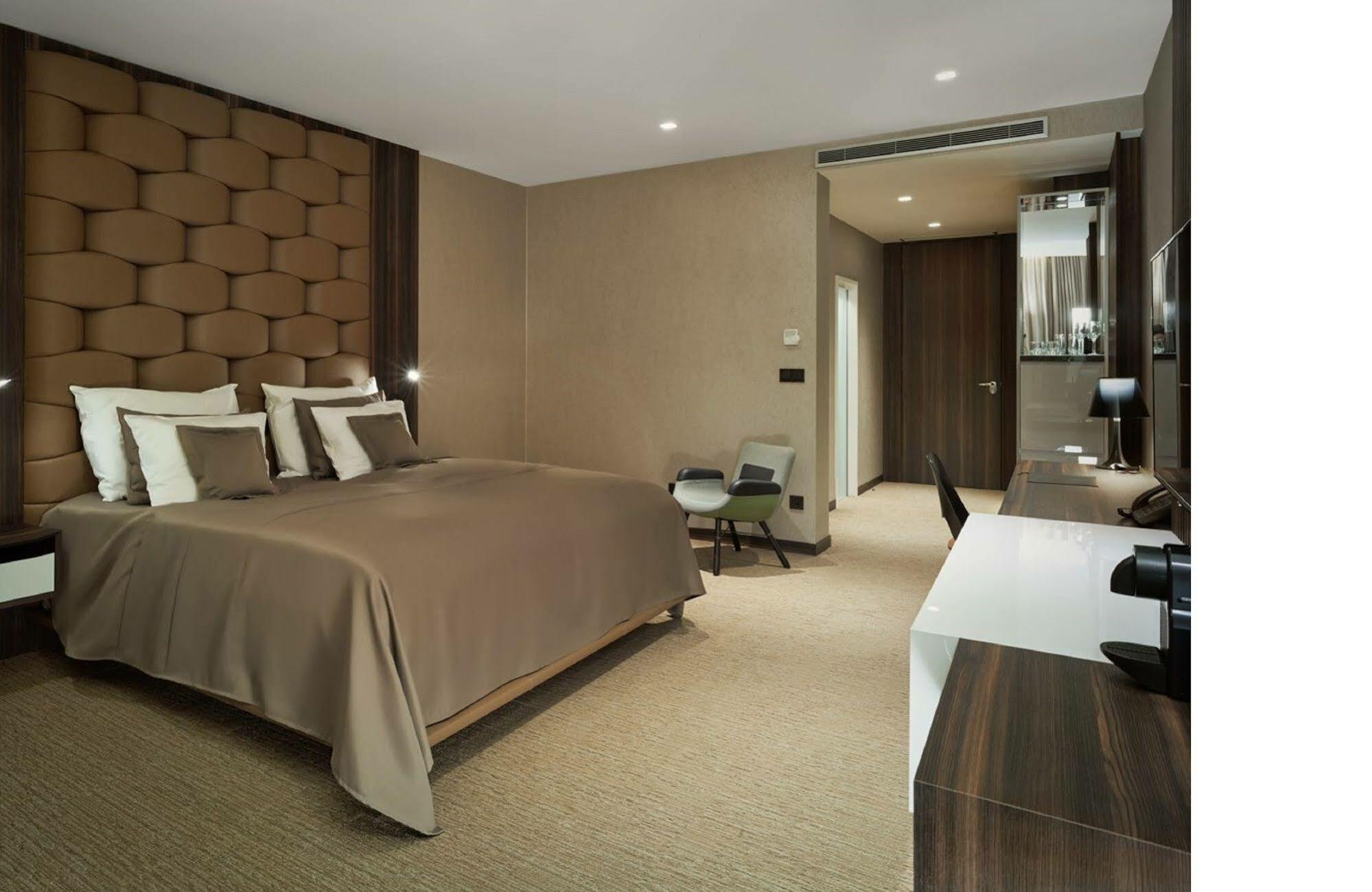 Theatre Hotel Оломоуц Екстериор снимка